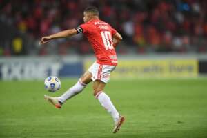 Taison desabafa após derrota do Inter e joga a tolha pela Libertadores: “pensar no ano que vem”