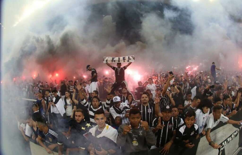 Organizada do Corinthians divulga carta aberta e pede rebaixamento de rival: “O mundo gira, não é mesmo?”