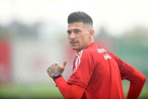 Zagueiro renova contrato com o Internacional e frustra planos do São Paulo