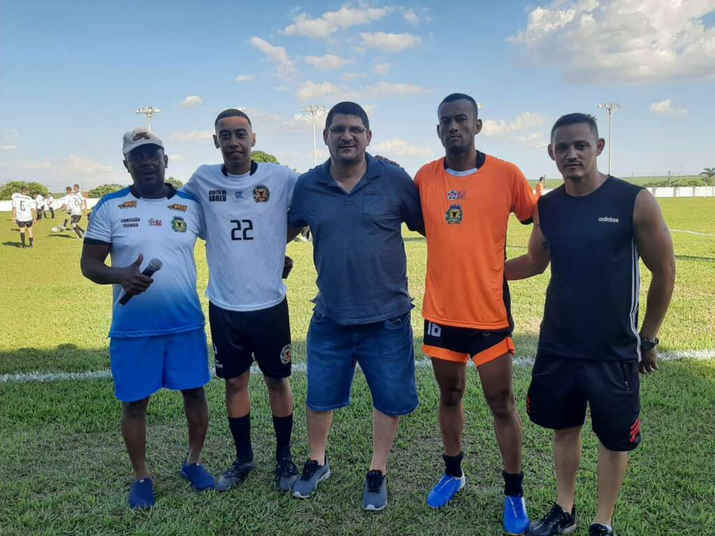Volante ex-Flamengo é homenageado em amistoso beneficente no interior de São Paulo
