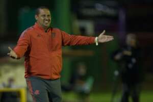 Técnico do sub-17 do Flamengo festeja temporada com três títulos nacionais