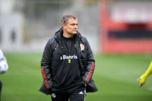 Após nova derrota, Inter fará reunião para definir situação do técnico Aguirre