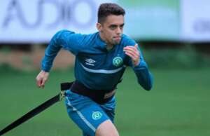 Mais dois jogadores deixam a rebaixada Chapecoense antes do término do Brasileirão