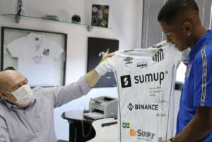 Santos anuncia renovação com jovem Ângelo até 2024: 