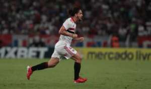 Meia argentino faz post enigmático e indica adeus ao São Paulo