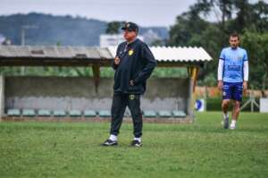 Após permanecer na Série B, time catarinense anuncia renovação de treinador