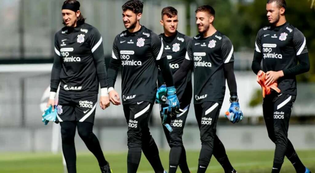 Atrás de oportunidades, goleiro deixa Corinthians após longos 18 anos