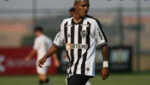 Jogador da base de time do Brasileirão é dispensado após ser preso por possível tentativa de agressão contra namorada