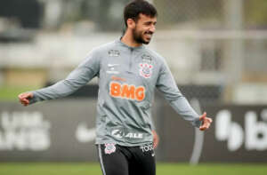 Hoje no rival Santos, volante ganha ação indenizatória contra o Corinthians