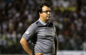 Após Elano renovar com a Ferroviária, Chapecoense mira ex-técnico de Ponte e Bahia