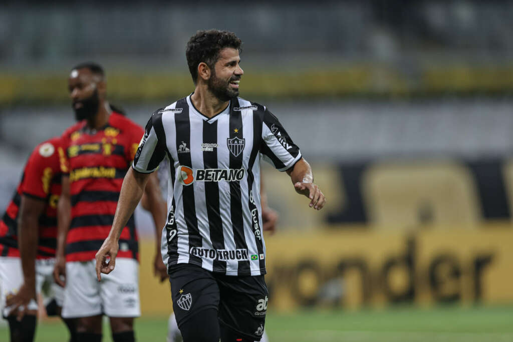 Diretor do Atlético-MG quer permanência de Diego Costa; atacante desconversa