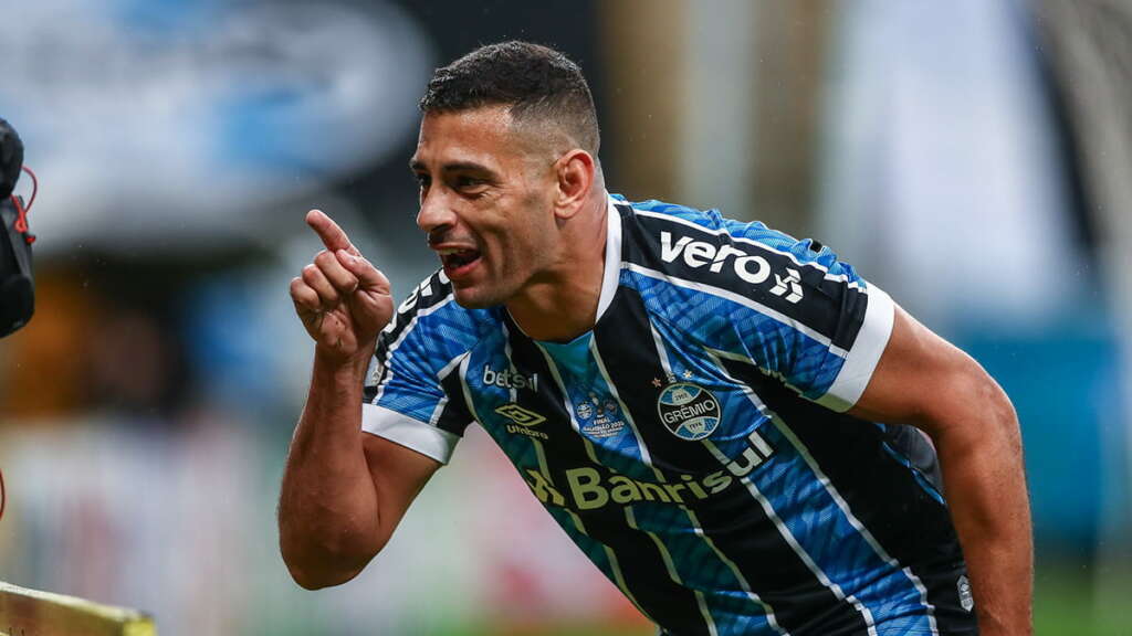 diego souza comemora gol pelo gremio 1