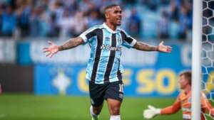 Grande clube brasileiro deve ir atrás de Douglas Costa, na berlinda no Grêmio