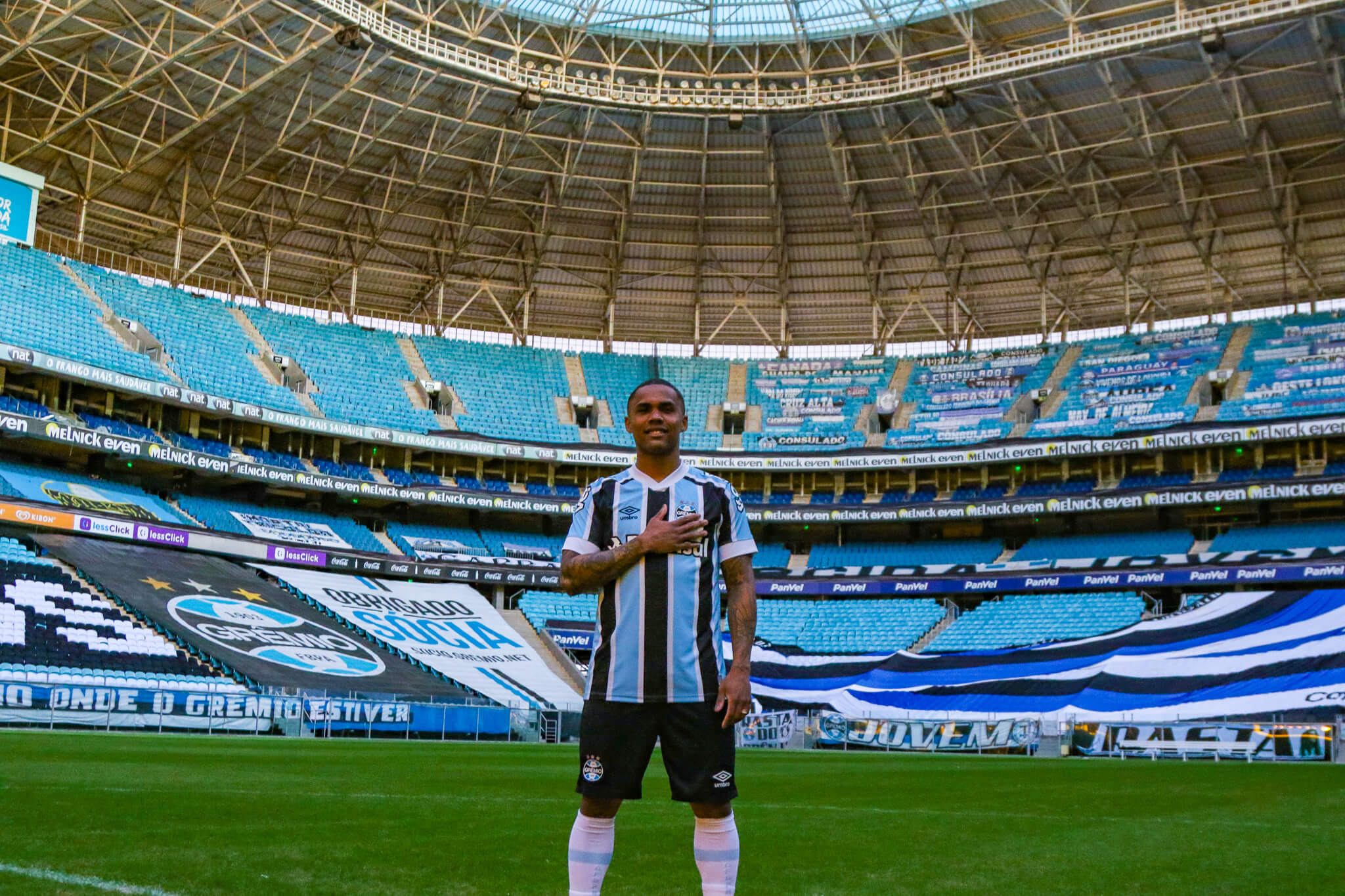 douglas costa gremio