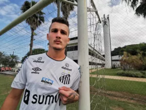Paulistão: Santos não exerce opção de compra e zagueiro deixa o clube