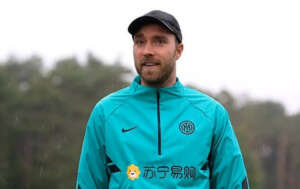 Eriksen treina com bola em clube da Dinamarca após 173 dias da parada cardíaca