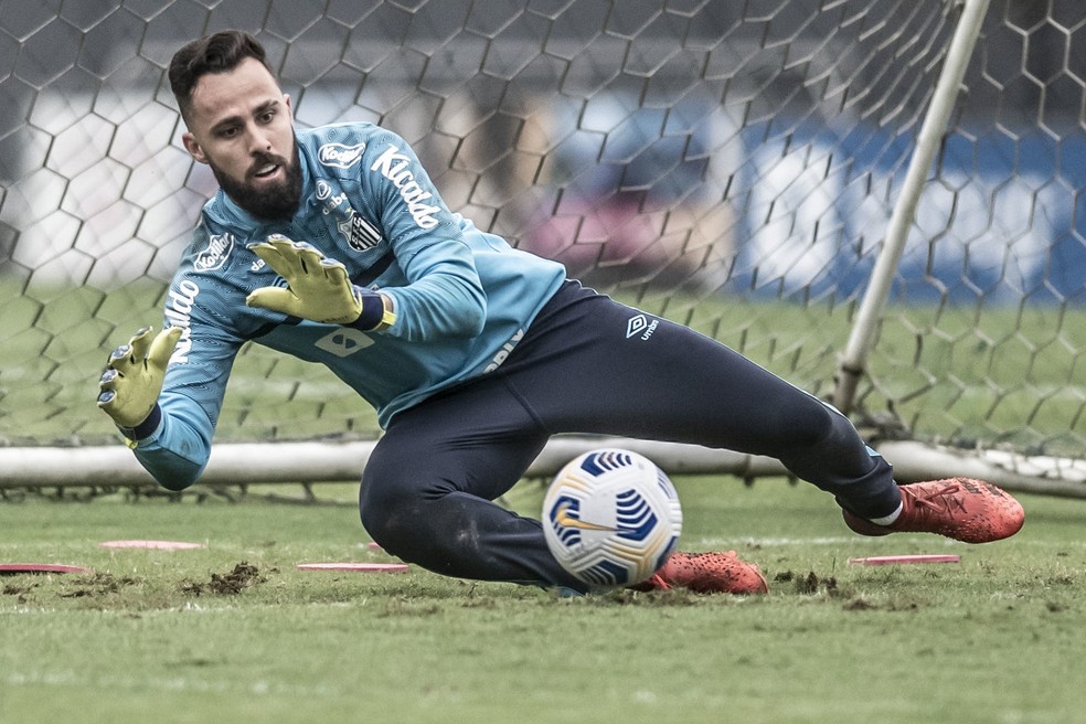 São Paulo aproveita o Natal e anuncia ex-goleiro de Santos e Chapecoense