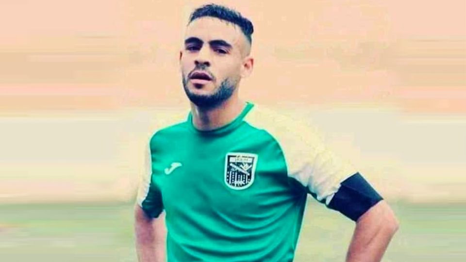 Luto! Jogador de futebol morre após pancada na cabeça durante partida na Argélia