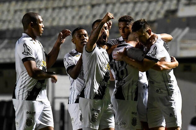 jogadores ponte preta comemoracao