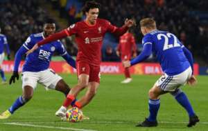 INGLÊS: Salah perde pênalti e Liverpool é surpreendido pelo Leicester