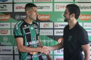 Paranaense: Em contratação histórica, meia troca Londrina por rival