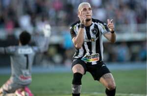 Palmeiras encaminha contratação de atacante campeão pelo Botafogo