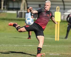 Artilheiro do Athletico-PR na Copa do Brasil treina e deve ir para o 'sacrifício'