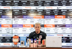 No Corinthians, Roger Guedes diz que família é gremista e revela recusa à proposta árabe