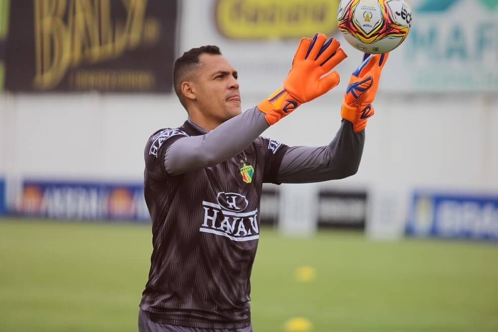 Catarinense: Brusque renova com goleiro e negocia com outros dois