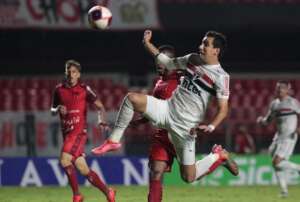 Atacante criticado pela torcida pode trocar São Paulo por rival do Brasieirão