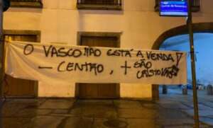 Irritada com decisão de Jorge Salgado, torcida protesta em São Januário: 
