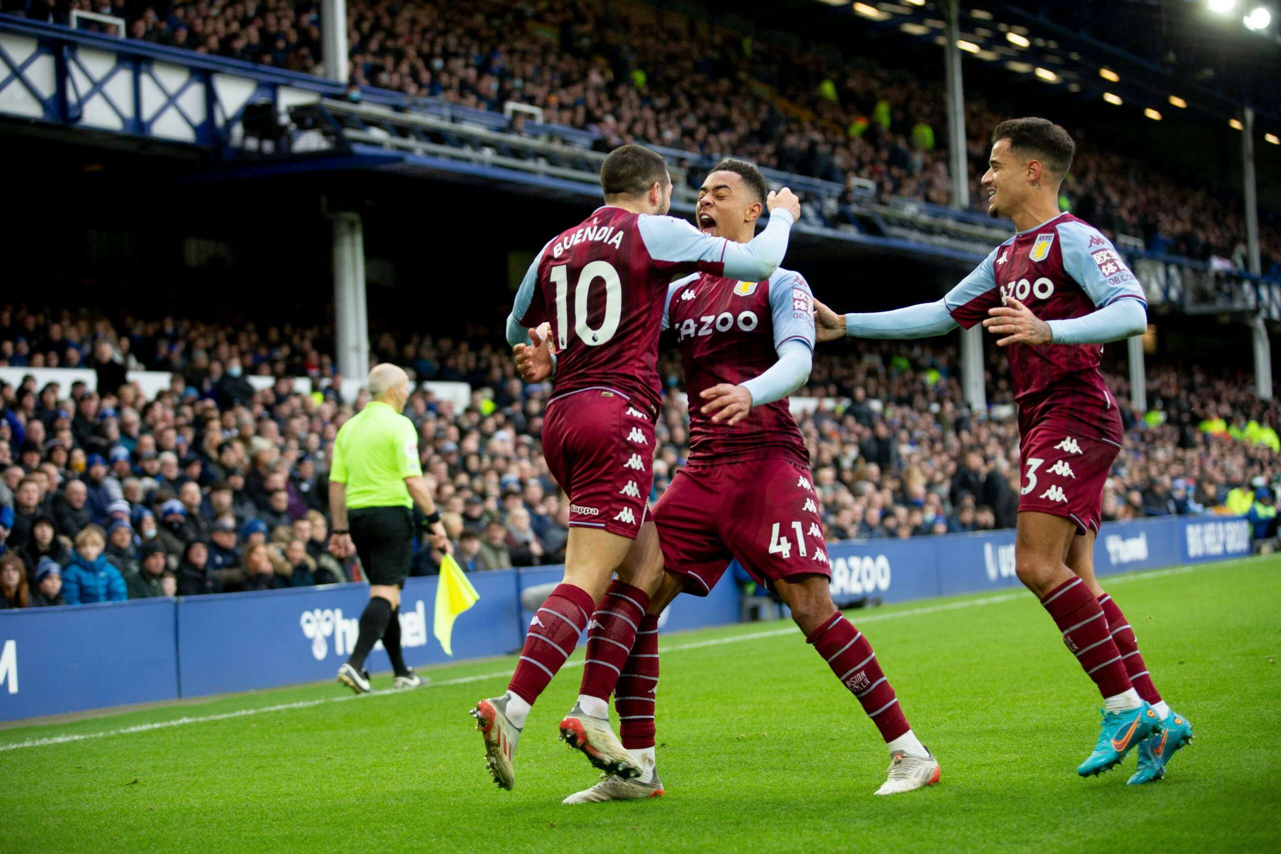 INGLÊS: Coutinho é titular no Aston Villa e leva a melhor sobre o Everton de Richarlison