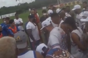 Bandidos? Torcedores invadem treino e ameaçam jogadores do Bahia; clube acionará a polícia