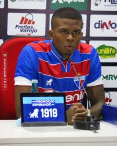 Apresentado, zagueiro colombiano quer mostrar serviço no Fortaleza: 'Com tudo'