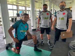 Com meia de intérprete e contrato curto, zagueiro chega no Vasco