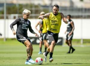 Treino do Corinthians tem presença de Bruno Melo e baixa de Roni