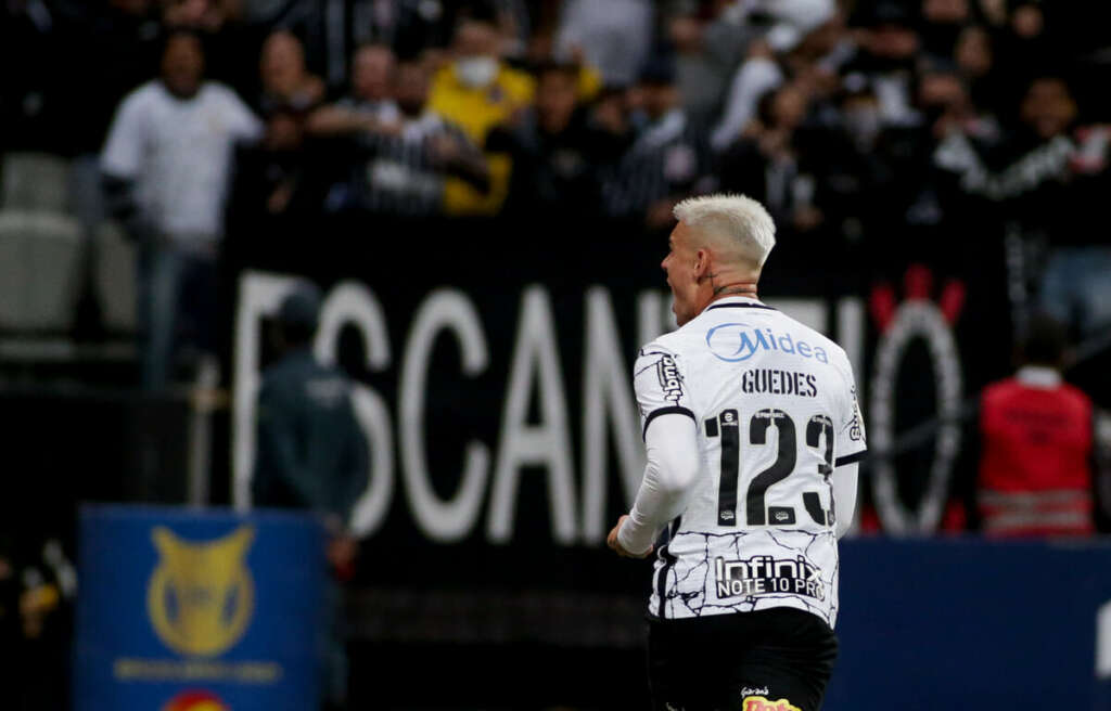Sem fechar com um 9, Corinthians deve estrear com Roger Guedes e garoto na frente