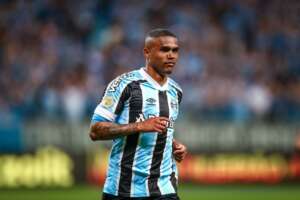 Reviravolta! Flamengo entra na briga por acerto com Douglas Costa, ex-Grêmio