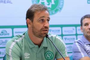 Catarinense: Chapecoense apresenta comissão técnica, e Felipe Conceição fala em reconstrução pós-queda