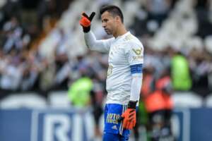 Mineiro: Torcida do Cruzeiro protesta contra saída do goleiro Fábio