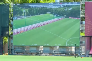 Ah lá Mourinho! Como primeiro ato, novo técnico do Flamengo manda instalar telão ao lado de gramado