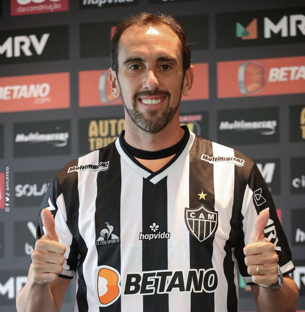 Godín é apresentado no Atlético-MG sonhando em disputar a final da Libertadores