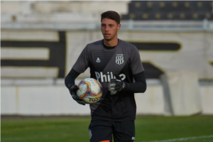 Ponte Preta negocia empréstimo de jovem goleiro a rival do Paulistão