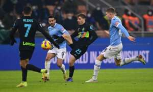 ITALIANO: Inter de Milão volta ao topo em dia de zagueiros decisivos contra Lazio
