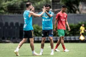 Léo Baptistão faz 2 gols em jogo-treino e recebe elogios de companheiro do Santos