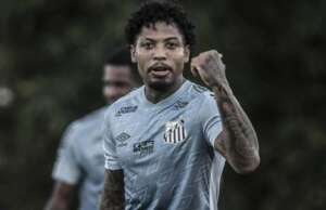 Santos tem volta do volante Sandry após se recuperar de covid