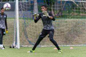 DNA! Filho de Neneca, ídolo do Guarani, defende pênalti em jogo da Copa SP