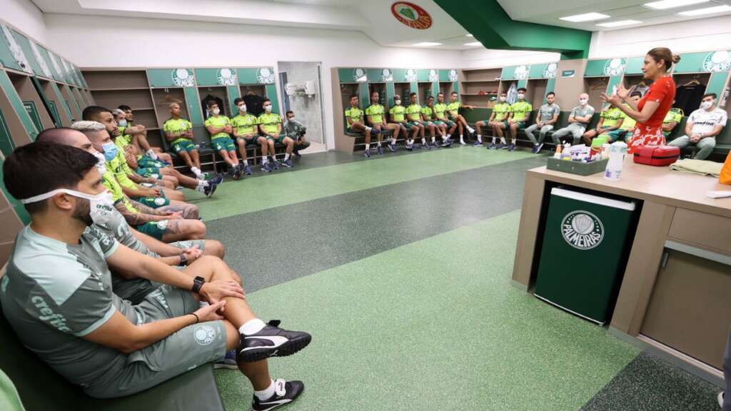 Palmeiras encaminha acerto com volante ex-Grêmio e não fará loucuras por camisa 9