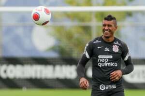 Paulinho é relacionado e pode reestrear no Corinthians contra a Ferroviária
