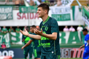 Atacante da Chapecoense prevê dificuldade em clássico, mas foca em manter os 100%